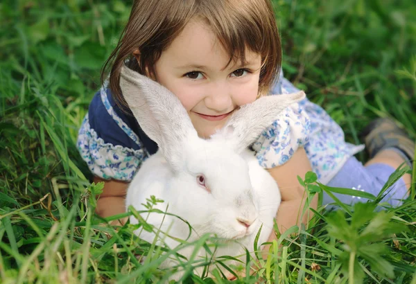 Menina com coelho — Fotografia de Stock