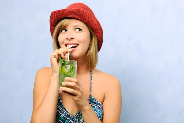 Mooi meisje drinken verse cocktail — Stockfoto