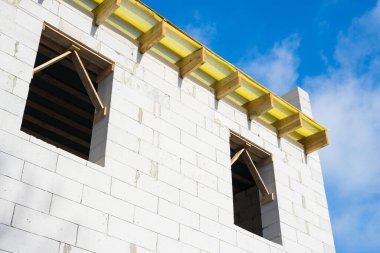 Tuğla binanın ahşap çatı yapısı..