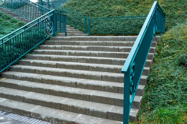 Nové Betonové Schodiště Schody Kovovým Zábradlím Parku — Stock fotografie