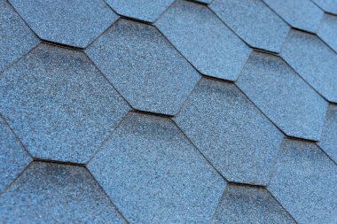 Asfalt çatı kiremitlerinin görünümünü kapat.