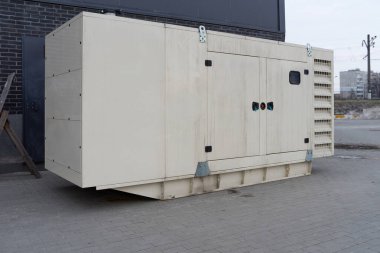 Binanın yakınındaki acil durum için dizel jeneratör..