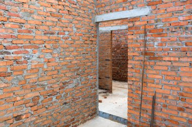 Kapı monolitik beton kaplama tamamlanmamış bina inşaatı.