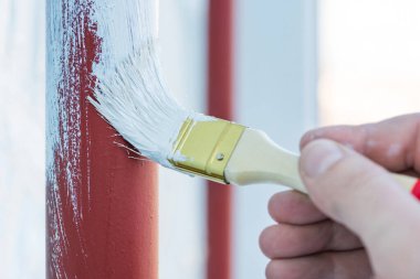 İşçi eli fırçayla boyanmış metal yapı ya da borular..