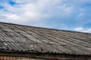 Eski asbest tavan, mavi gökyüzüne karşı.