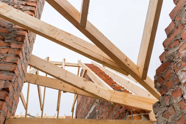 砖房屋面桁架体系施工中木梁的安装 — 图库照片