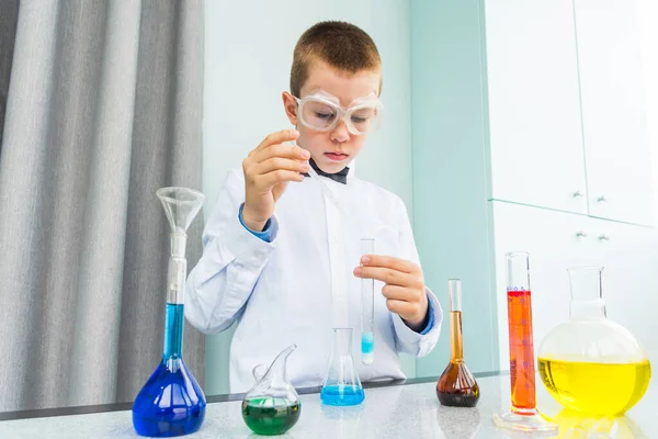 Παιδί Κάνει Χημική Έρευνα Στο Σπίτι Εργαστήριο Κατά Διάρκεια Της — Φωτογραφία Αρχείου