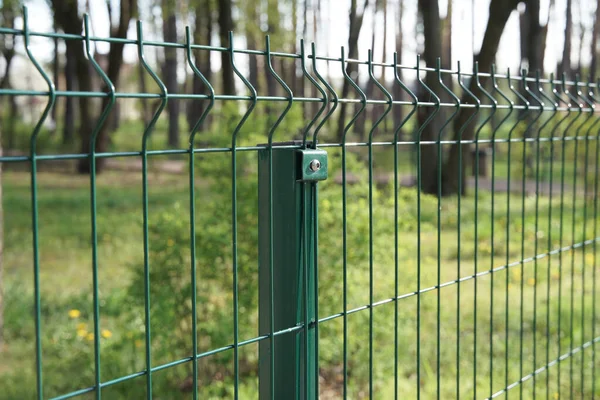 Bahçe Arka Planındaki Tel Örgülerden Yapılmış Çelik Parmaklıklar Kısmi Eskrim — Stok fotoğraf