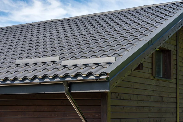 Metalldachkonstruktion Auf Einem Holzhaus Regenrinne — Stockfoto