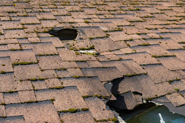 Vue Rapprochée Des Dommages Toit Bardeaux Asphalte Qui Doivent Être Images De Stock Libres De Droits