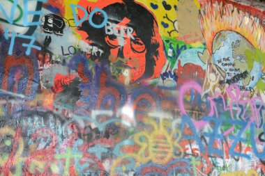 Prag, Çek Cumhuriyeti - 18 Temmuz 2017: Prag 'da John Lennon' ın yüzünün duvar resmi. Prag Çek Cumhuriyeti 'nin başkentidir..