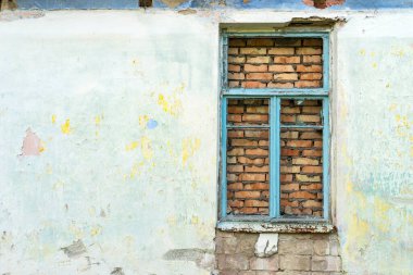 Pencere çerçeveli eski bir duvar. Eski kasaba tarzı..