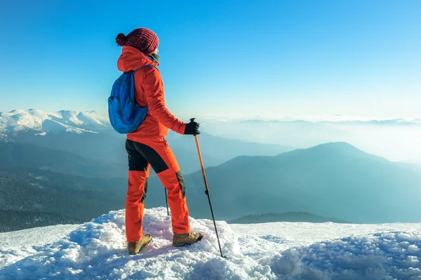 游客到达山峰的顶部。登山，登山的运动。尼泊尔山. — 图库照片