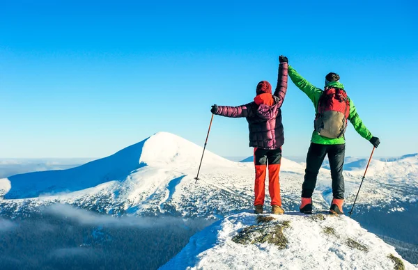 Caminhantes com mochilas chegam ao cume do pico da montanha. Sucesso, liberdade e felicidade, realização nas montanhas. Conceito de desporto ativo . — Fotografia de Stock