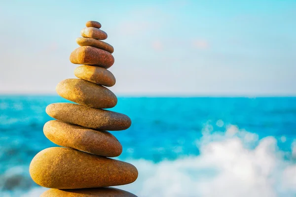 Torre di pietra su una spiaggia di ciottoli. Sfondo astratto . — Foto Stock