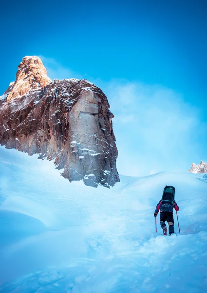 Hiker with backpacks reaches the summit of mountain peak. Success, freedom and happiness, achievement in mountains. Active sport concept. — Stock Photo, Image