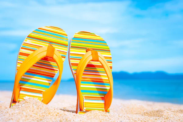 Strandsandaler på sandiga kust. Sommar semester och semester koncept. — Stockfoto