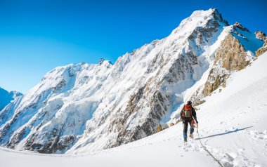 turistik bir sırt çantası ve dağ manzara