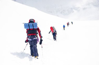 Dağcı dağın zirvesine ulaşır. Tırmanma ve dağcılık sporu. Nepal Dağları.