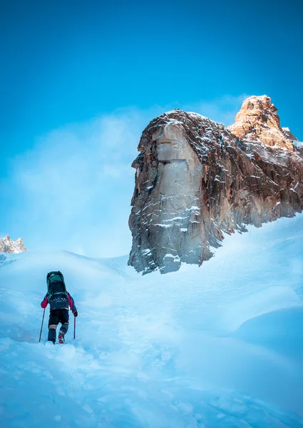 Turista con una mochila y panorama de montaña — Foto de Stock