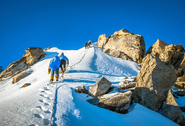 Csoportja hegymászók a csúcs elérése — Stock Fotó