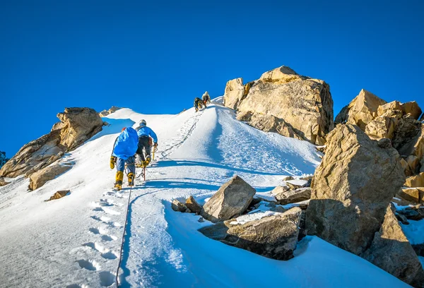 登頂の登山者のグループ — ストック写真