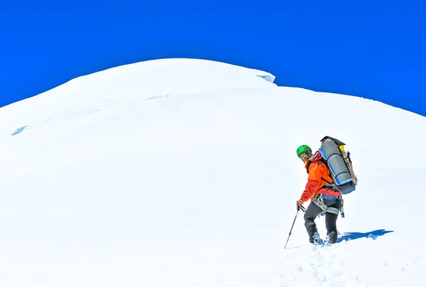 Τουρίστας με ένα σακίδιο και ορεινό πανόραμα — Φωτογραφία Αρχείου