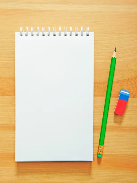Tomt anteckningsblock och penna på trä bordet — Stockfoto