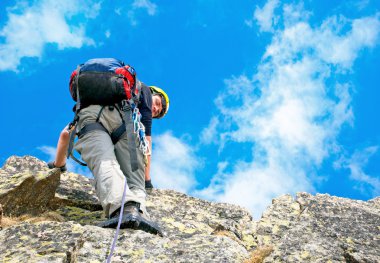 Dağcı karlı dağlarda