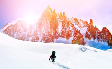 aşırı spor. Kış dağlarında yalnız yürüyüşçü