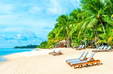 sandalye üzerinde mavi gökyüzü bulutlu ve su ile beyaz kum plaj