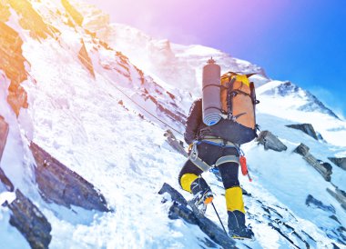 Dağcı karlı dağlarda