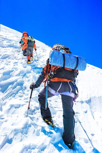 登山者到达山顶的组。极限运动概念 — 图库照片