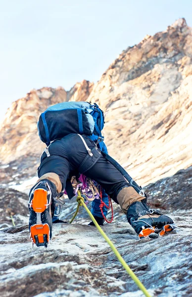 O alpinista atinge o cume do pico da montanha. Escalada e conceito de esporte de alpinismo — Fotografia de Stock