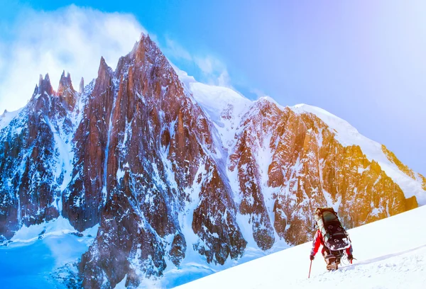 Turistik bir sırt çantası ve dağ manzara. Aktif spor konsantrasyon