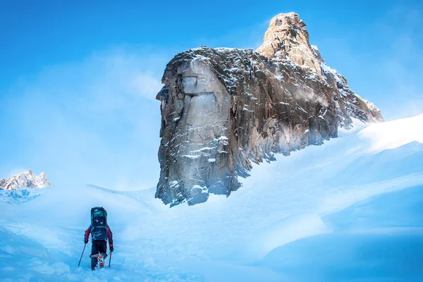 Турист с рюкзаком и горной панорамой — стоковое фото