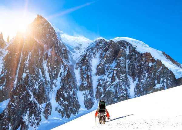 Turista con zaino e panorama montano. Concetto di sport estremo — Foto Stock