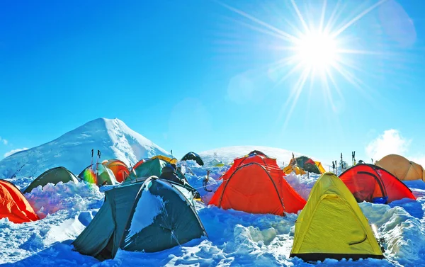 Tentes d'alpinistes haut dans les montagnes — Photo