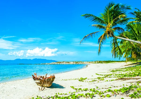 Gamla fiskare båt med ankare på stranden — Stockfoto