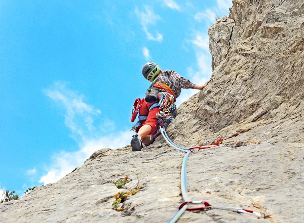 Junge Frau klettert in den Dolomiten, Italien — Stockfoto