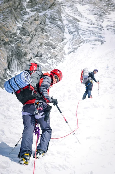 Groupe d'alpinistes atteignant le sommet . — Photo