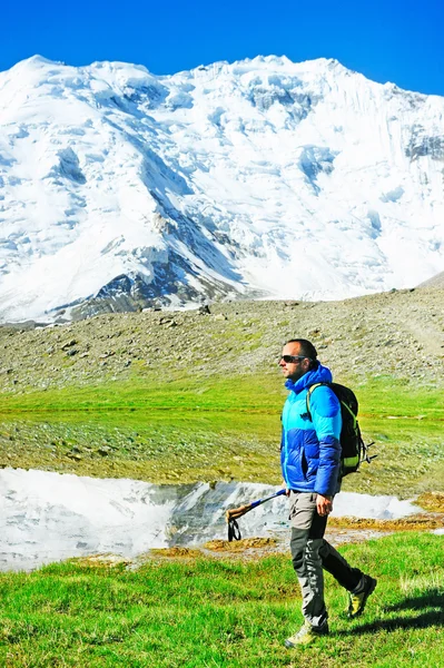 Escursionista nelle montagne del Caucaso. Concetto sportivo attivo — Foto Stock