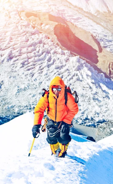 Альпинист достигает вершины — стоковое фото