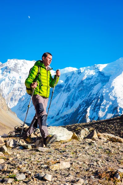 Senderismo en las montañas. Concepto de deporte activo — Foto de Stock