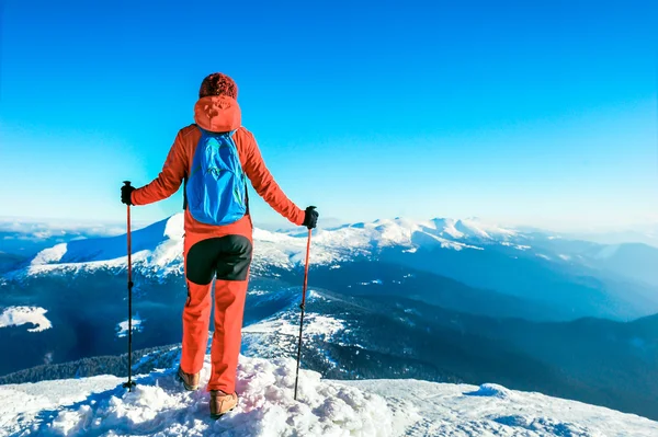 Caminhadas nas montanhas. Conceito de desporto ativo — Fotografia de Stock