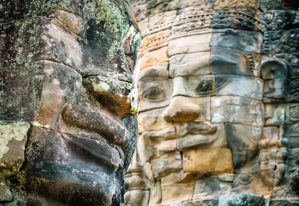 Cara de piedra de Buda en templo ancestral. Camboya — Foto de Stock