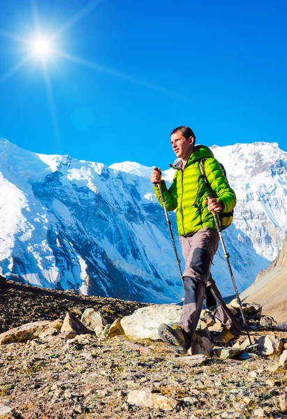 Wandelen in de bergen. Actieve sport concept — Stockfoto