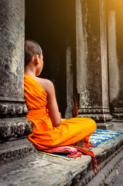 Angkor Wat monje. Ta Prohm Khmer antiguo templo budista en Cambo —  Fotos de Stock