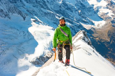 Grup dağcı zirveye ulaşan