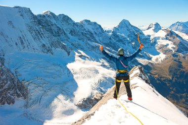 Grup dağcı zirveye ulaşan